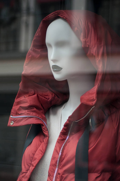 closeup of red winter coat on mannequin in fashion store showroom  - Foto, Imagem