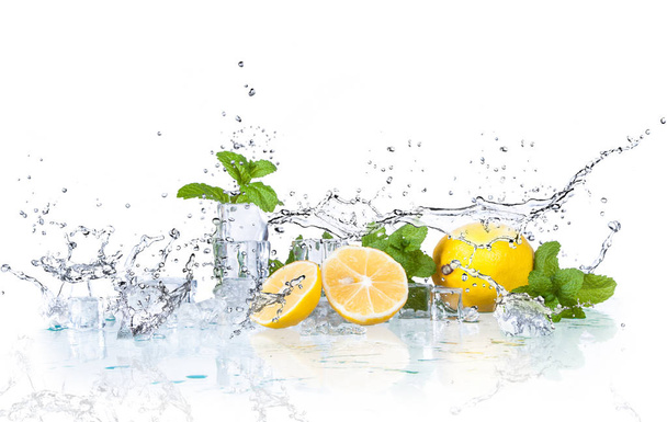 Eiswürfel und Spritzwasser mit Minze und Zitrone auf weißem Hintergrund - Foto, Bild