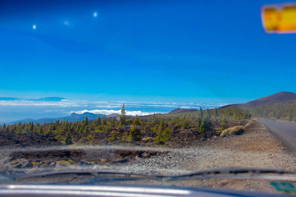 La Gomera vista da ilha de Santa Cruz de Tenerife. Belo contraste de cor da natureza. Vista de carro
 - Foto, Imagem