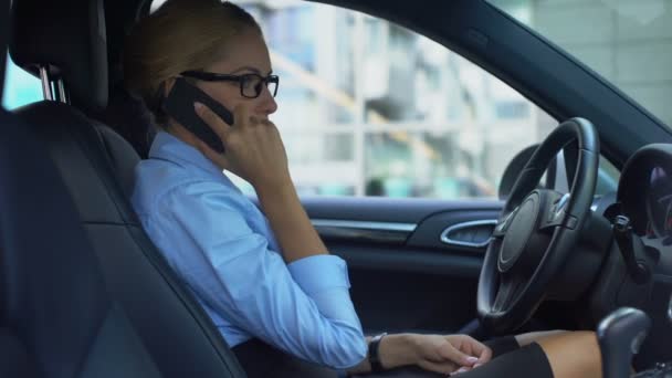 Hysterical woman swears on phone, throws device out of car, nervous breakdown - Imágenes, Vídeo