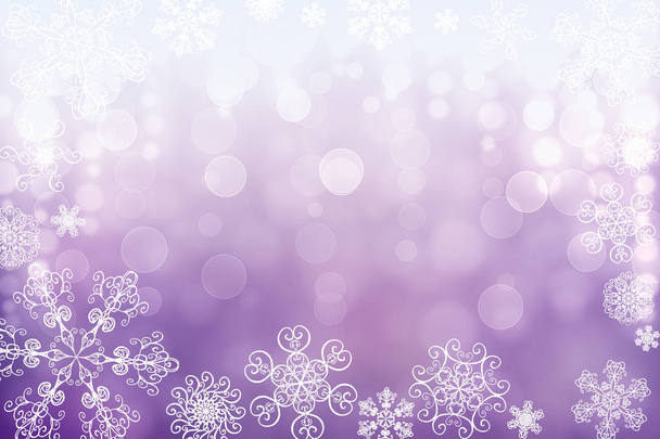 Різдвяний абстрактний розмитий зима падає сніжно-фіолетовий горизонтальний фон боке з унікальними сніжинками. Розмиті красиві сяючі вогні. Різдвяні та новорічні свята фону. Простір для тексту
. - Фото, зображення