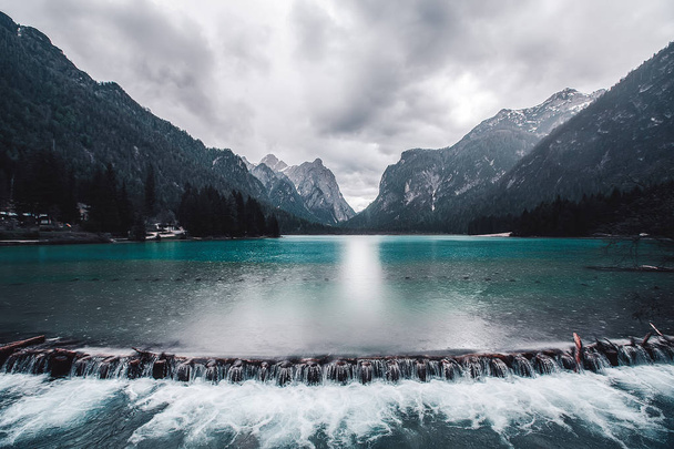 Schilderachtig uitzicht op de rustige lake in besneeuwde bergen - Foto, afbeelding