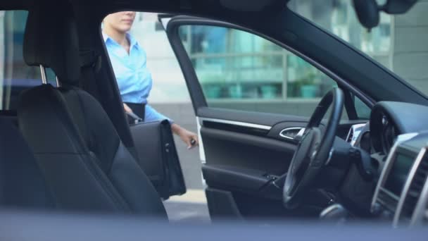 Businesswoman driving vehicle, automobile breakage, necessity of car service - Imágenes, Vídeo