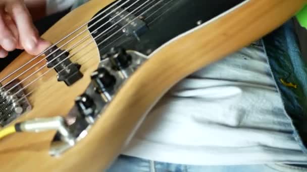 Young man playing on electric guitar - Video, Çekim