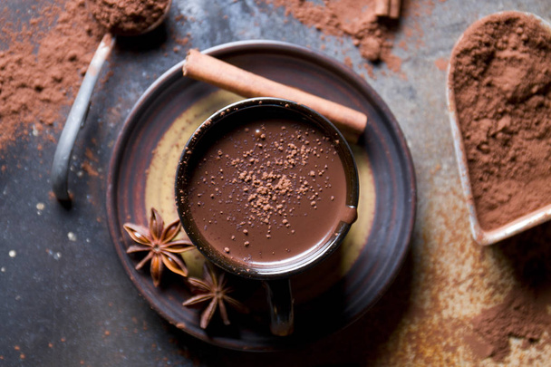 Baharat ile lezzetli sıcak çikolata. - Fotoğraf, Görsel