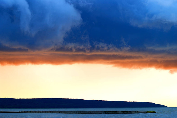Paesaggio con le nubi tempestose drammatiche sopra la laguna della Vistola. Frombork, Polonia settentrionale. - Foto, immagini
