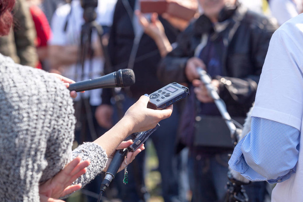 Οι δημοσιογράφοι κάνουν μέσα ενημέρωσης συνέντευξη κατά τη διάρκεια της συνέντευξη τύπου - Φωτογραφία, εικόνα
