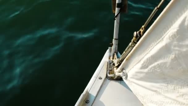 Chiglia di uno yacht a vela galleggia in mare sulle onde
 - Filmati, video