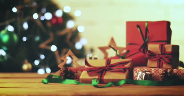 τυλιγμένα δώρα δίπλα από το χριστουγεννιάτικο δέντρο στο σπίτι - Πλάνα, βίντεο