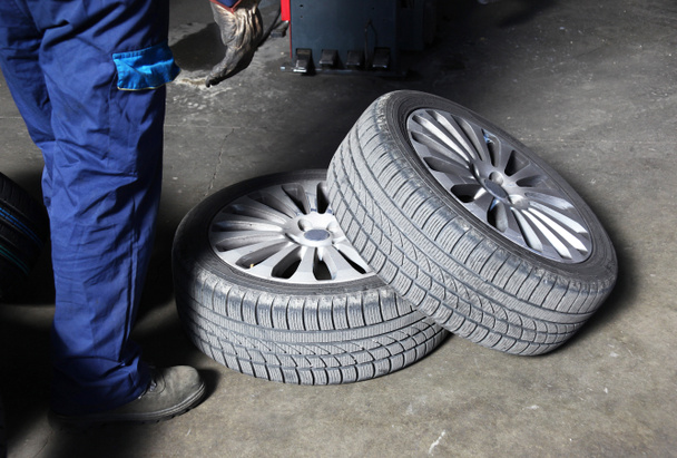 Cambio de neumáticos dentro del taller
 - Foto, imagen