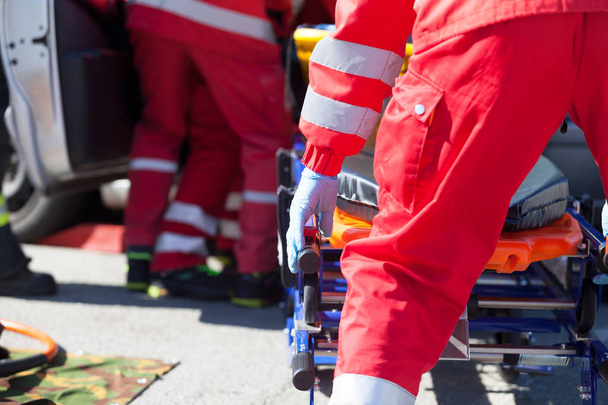 Paramedici in een reddingsactie na een auto-ongeluk - Foto, afbeelding