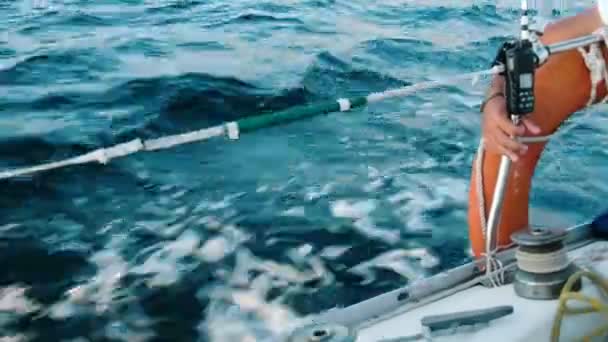 トランシーバーとヨットのクローズ アップに救命浮環を持つ男 - 映像、動画