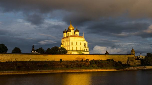 Pskov, Russia - 4 settembre 2015: Cattedrale della Santissima Trinità
 - Foto, immagini