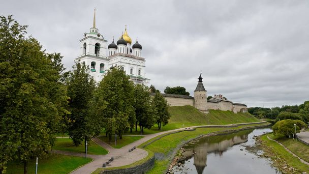 Pskov, Russie - 4 septembre 2015 : Cathédrale de la Sainte-Trinité et clocher
 - Photo, image