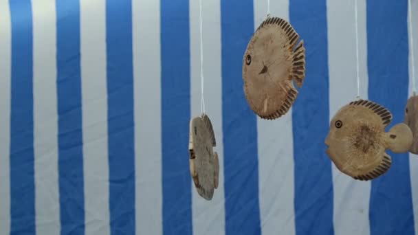 dřevěné ručně vyrobené rybí dekorace prodal venkovní pouliční trh veletrhu - Záběry, video