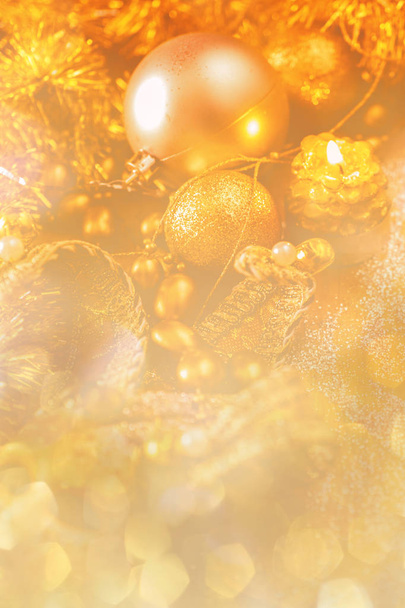 Fundo de Natal com decorações de ouro espumante, pinho, bolas, velas, máscara, confete. Vista vertical
 - Foto, Imagem