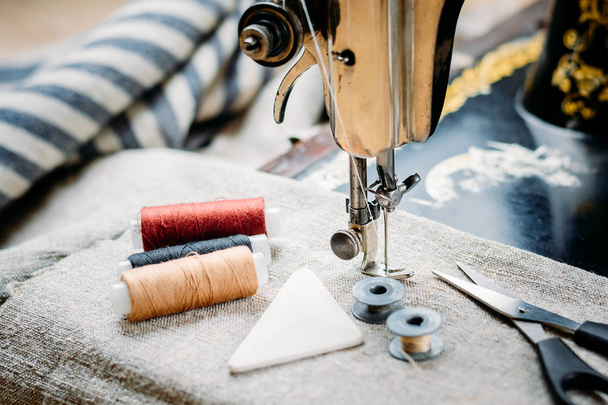 Закрытие старинной ручной швейной машинки, швейных инструментов и аксессуаров
 - Фото, изображение