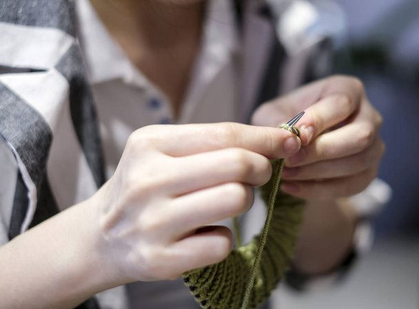 Primo piano delle mani delle donne che lavorano a maglia a casa
 - Foto, immagini