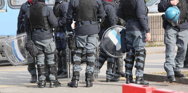 Polis ekibi önlemek için spor taraftarları arasında scuffles önce isyan viteste - Fotoğraf, Görsel