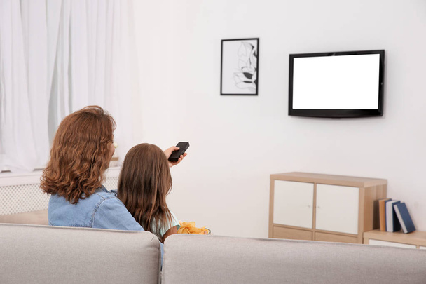 Famille regarder la télévision dans la chambre à la maison
 - Photo, image