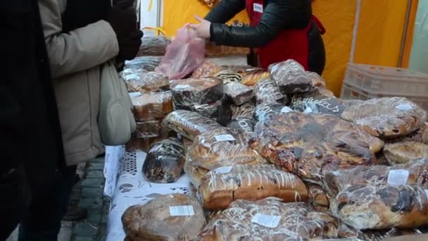 comprar productos de harina pasteles azucarados pan mercado al aire libre justo
 - Metraje, vídeo