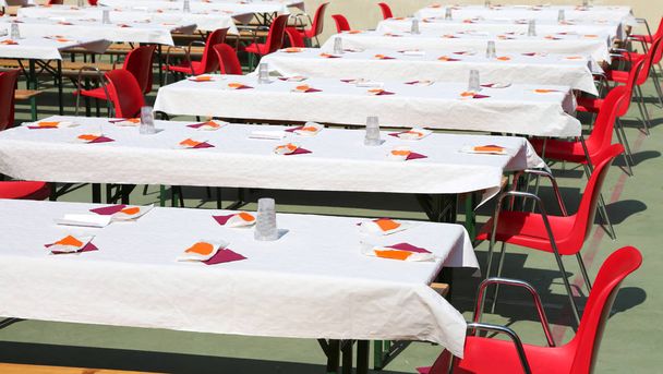 de nombreuses tables dressées à l'extérieur pour un déjeuner communautaire
 - Photo, image