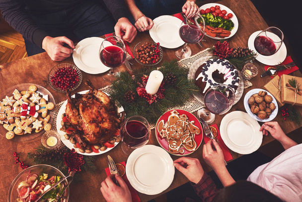 Vue en angle élevé de la table servie pour le dîner de famille de Noël
 - Photo, image
