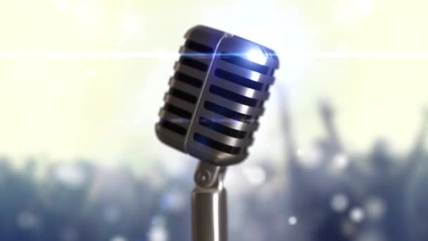 Retro-Mikrofonbühne. Nahaufnahme des Mikrofons auf der Bühne. altes Mikrofon auf hellem Hintergrund - Filmmaterial, Video