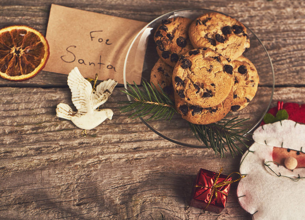 шоколадное печенье для Санты с рождественскими украшениями
 - Фото, изображение