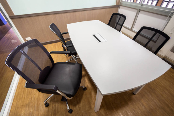Стіл переговорів і чорні стільці в кімнаті переговорів, конференц-зал
 - Фото, зображення