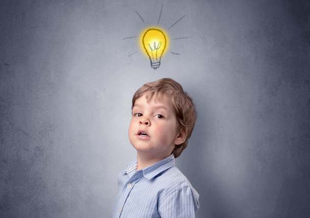 Little boy mull over with bulb above his head - Fotografie, Obrázek