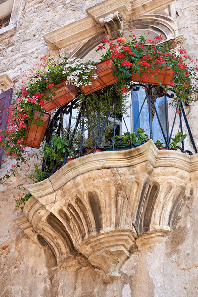 Balcony at a historic building in the old town of Pula in Istria in Croatia  - Foto, Bild