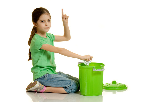 Child advicing for recycling - Zdjęcie, obraz