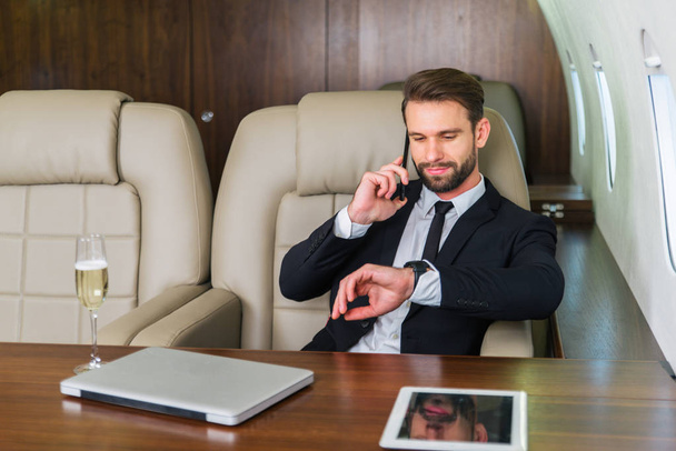 Επιχειρηματίας που εργάζεται ενώ ταξιδεύουν με ιδιωτικό τζετ - πορτρέτο του επαγγελματίες άνθρωποι που παίρνουν μια πρώτης τάξεως πτήση για εργασία, έννοιες για τις επιχειρήσεις και την κινητικότητα - Φωτογραφία, εικόνα