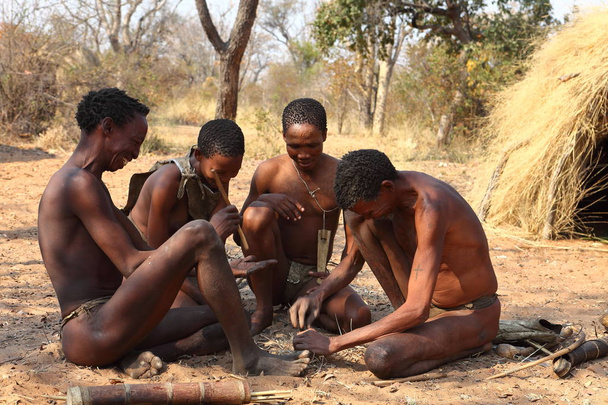 Les Bushmen en Namibie font du feu
 - Photo, image