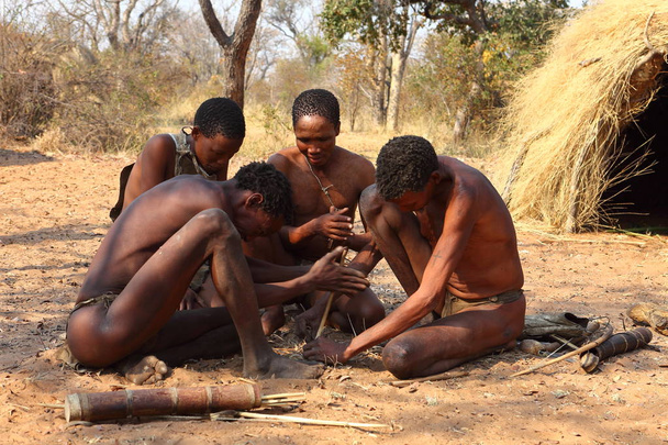 Křováci v Namibii dělají oheň - Fotografie, Obrázek