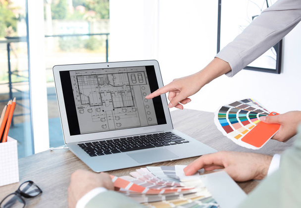 Equipo de diseñadores trabajando con paletas de colores en la mesa de la oficina, primer plano
 - Foto, Imagen