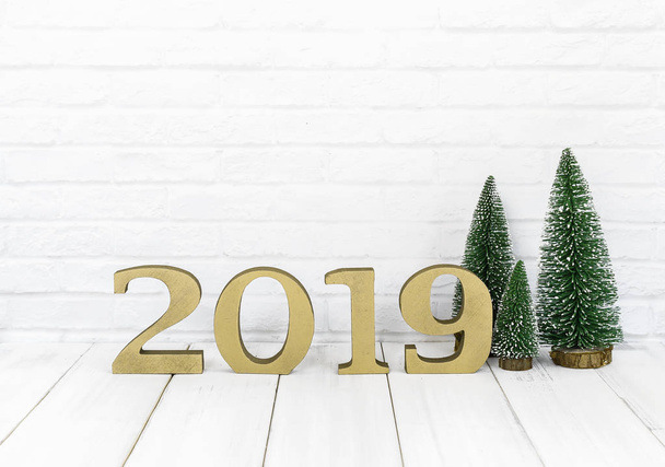 2019 yeni yıl ve Noel ağacına kopya alanı ile beyaz arka plan üzerinde beyaz ahşap masa - Fotoğraf, Görsel