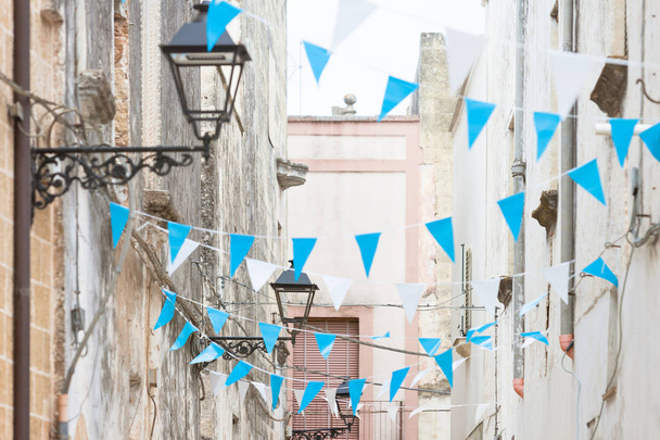 Presicce, Puglia, Olaszország - kék és fehér sármány az utcán, hogy megünnepeljék - Fotó, kép