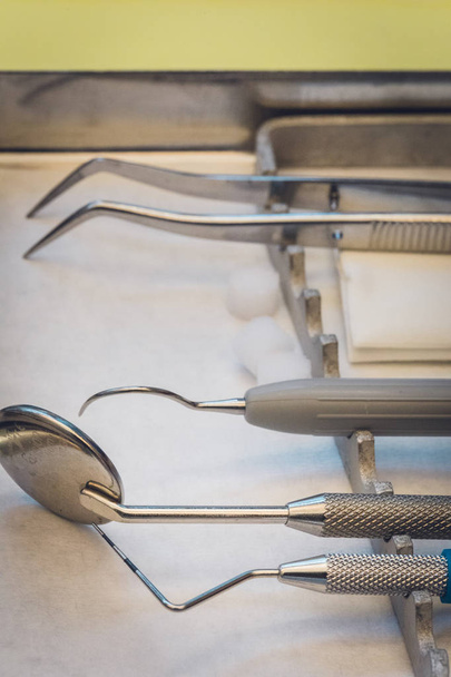 Primer plano detallado de diferentes instrumentos y herramientas dentales en una mesa, odontología
 - Foto, Imagen