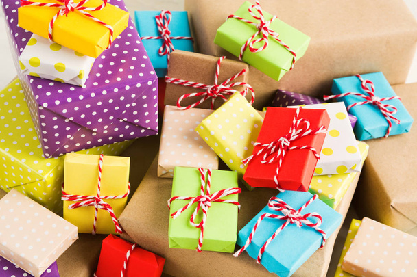 Навантаження на різдвяні свята, барвисті коробки загорнуті подарунки Подарунки - Фото, зображення