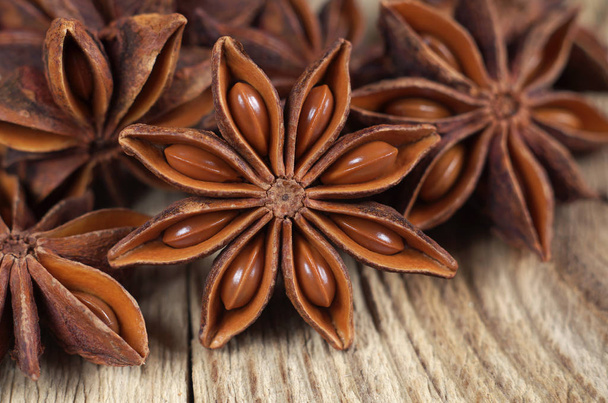 Close-up of star anise on a wooden background - Foto, afbeelding