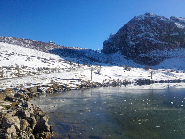 Näkymä Enoljärvelle talvella. Picos de Europan kansallispuisto, Asturias, Espanja
 - Valokuva, kuva