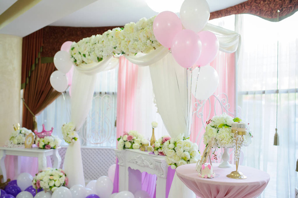 結婚式のための白、ピンク、紫の風船で装飾 - 写真・画像