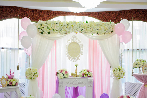 Bir düğün için beyaz, pembe ve mor balonlarla dekorasyon - Fotoğraf, Görsel