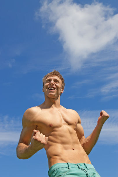 Улыбающийся парень, показывающий свою силу
 - Фото, изображение