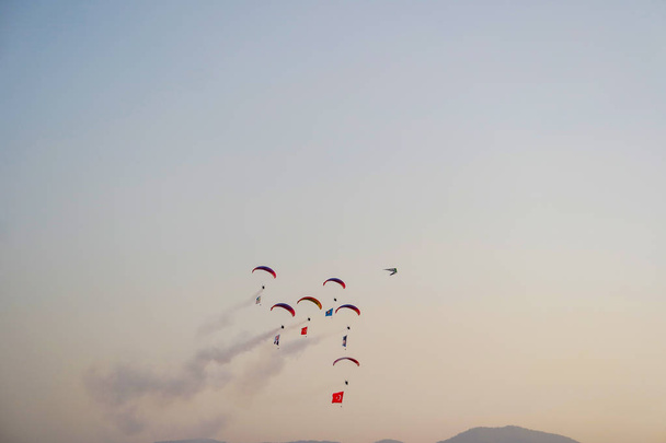 Babadag Paragliding met prachtig uitzicht over Fethiye-Oludeniz, Turkije - Foto, afbeelding
