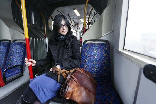 バスの女性 - 写真・画像