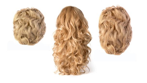 μακριά σγουρά ξανθά, μαλλιά περούκες που απομονώνονται σε λευκό φόντο - Φωτογραφία, εικόνα