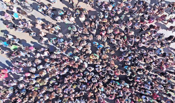 Luchtfoto. Bovenaanzicht van een menigte mensen op het plein. - Foto, afbeelding